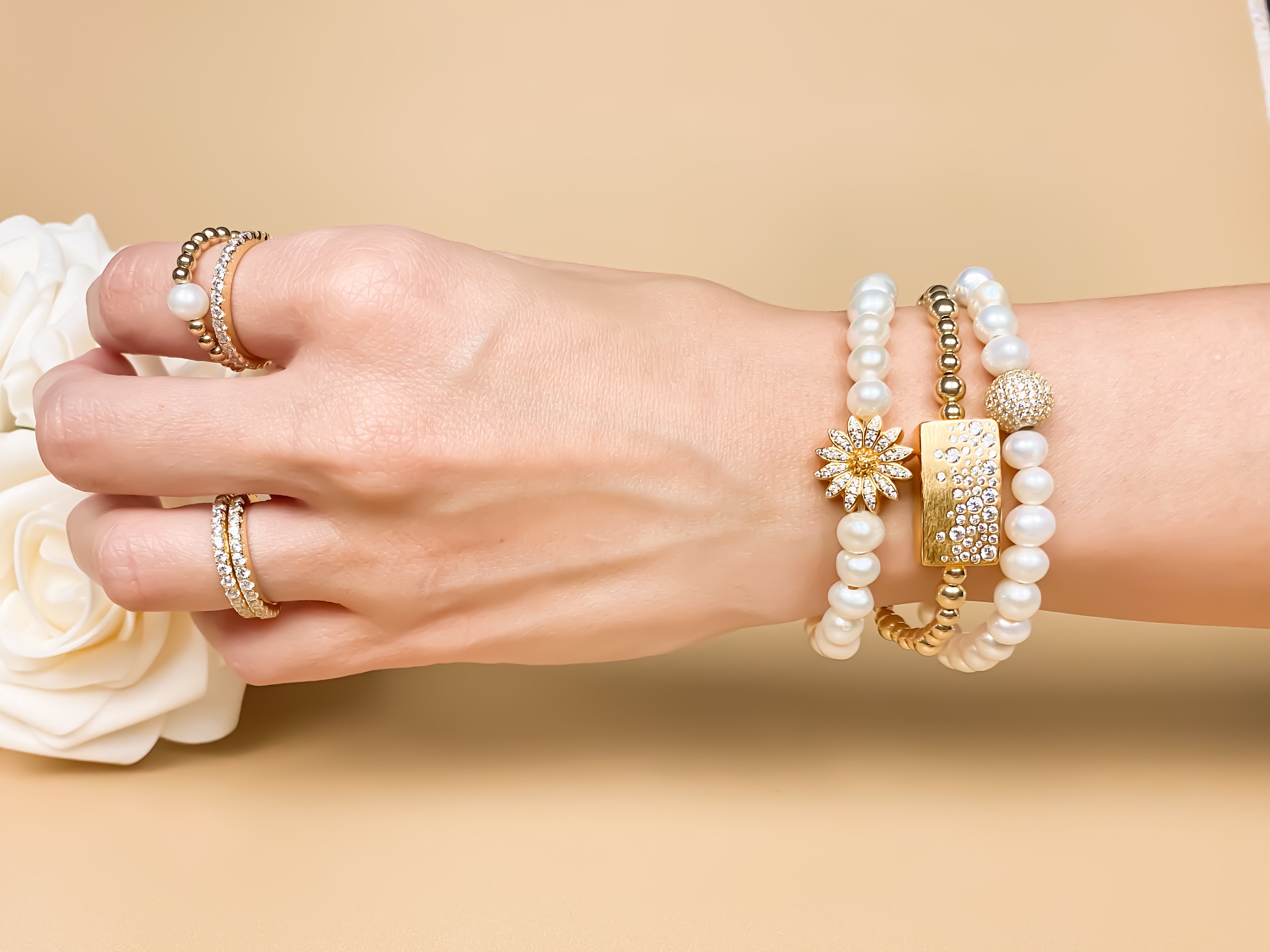 DAISY ON WHITE PEARL ELASTIC BRACELET