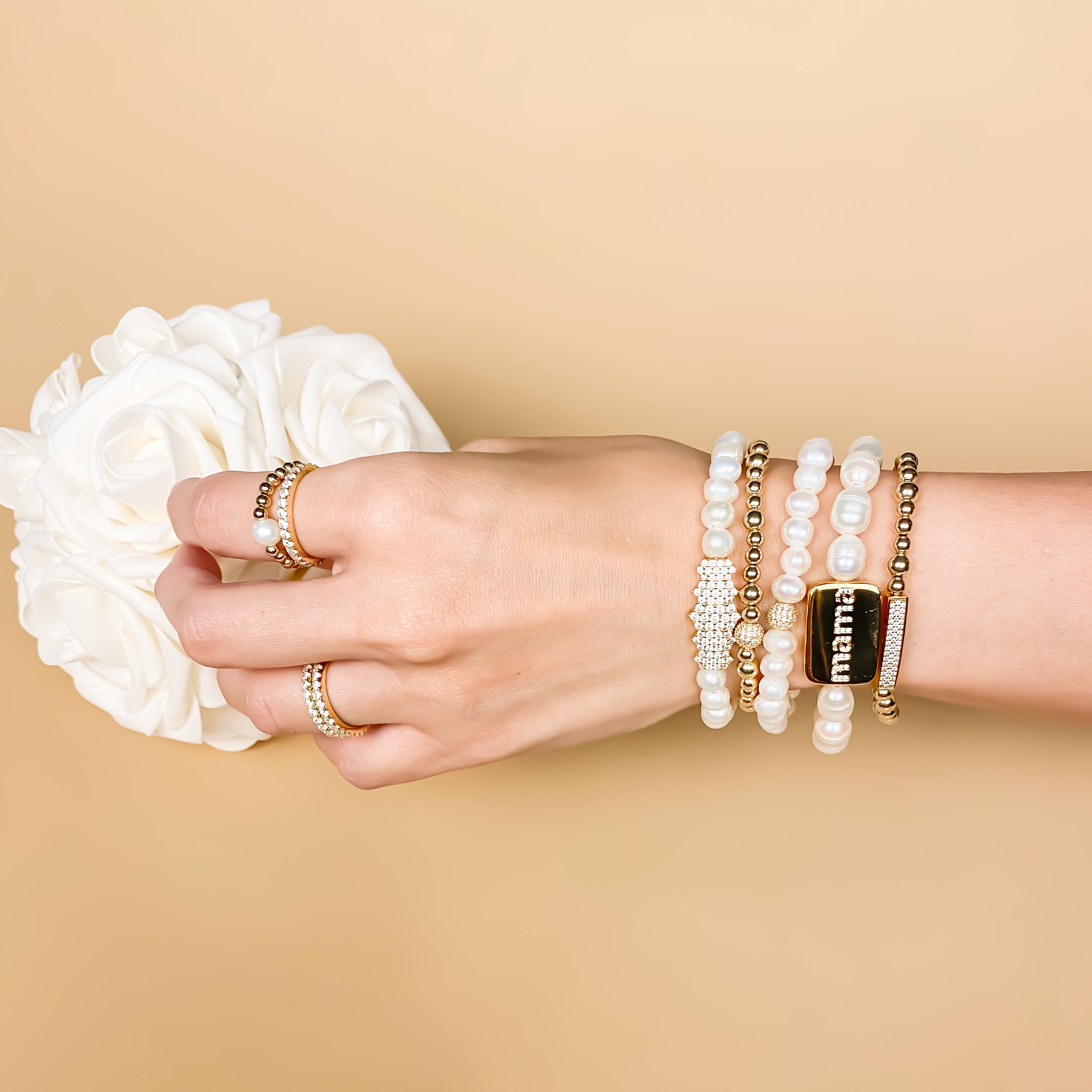 CLUSTER BAR ON WHITE PEARL ELASTIC BRACELET