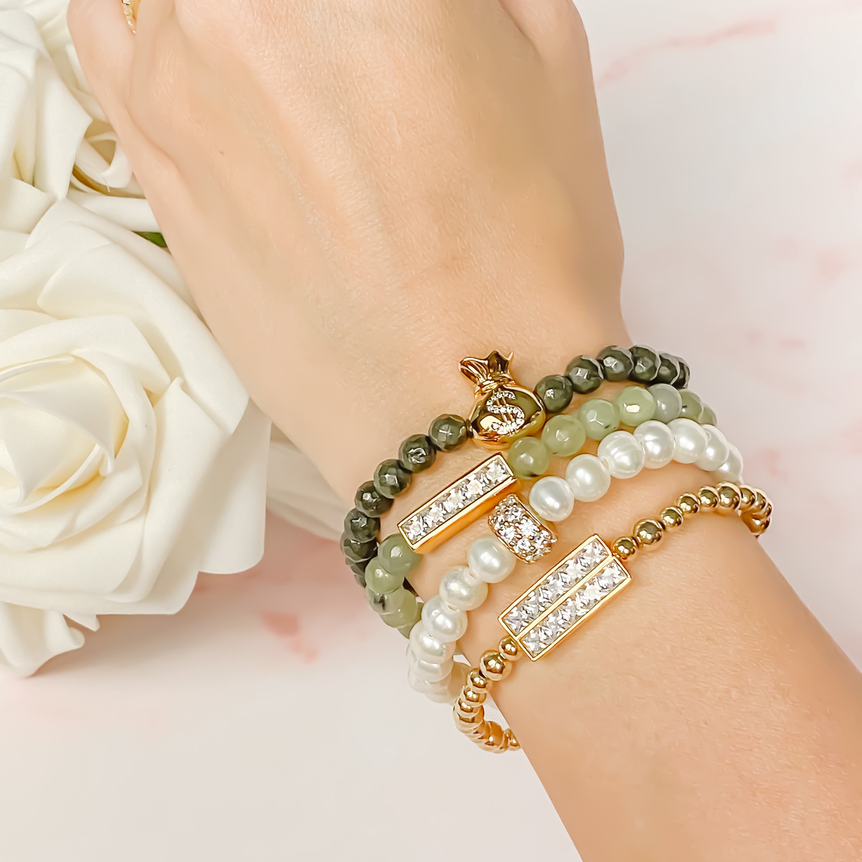 RONDELLE ON WHITE PEARL ELASTIC BRACELET