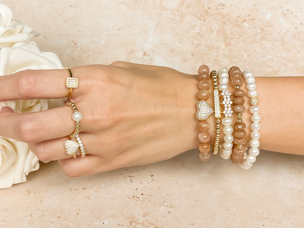 ROSITAS ON WHITE PEARL ELASTIC BRACELET