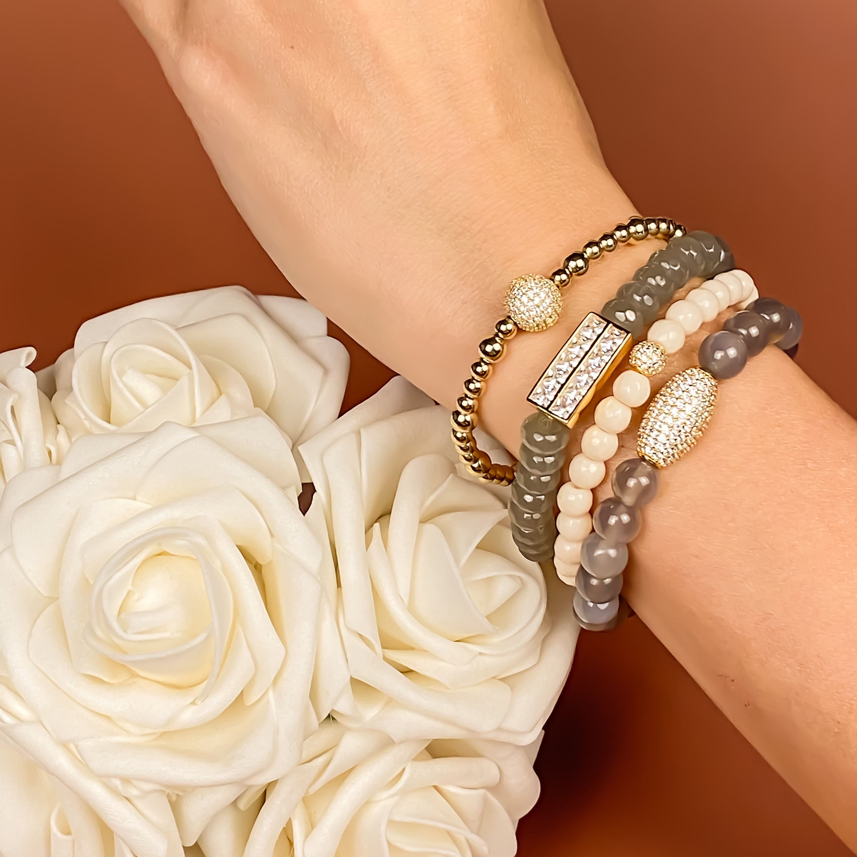 PRINCESS BAR ON STONE GRAY ELASTIC BRACELET