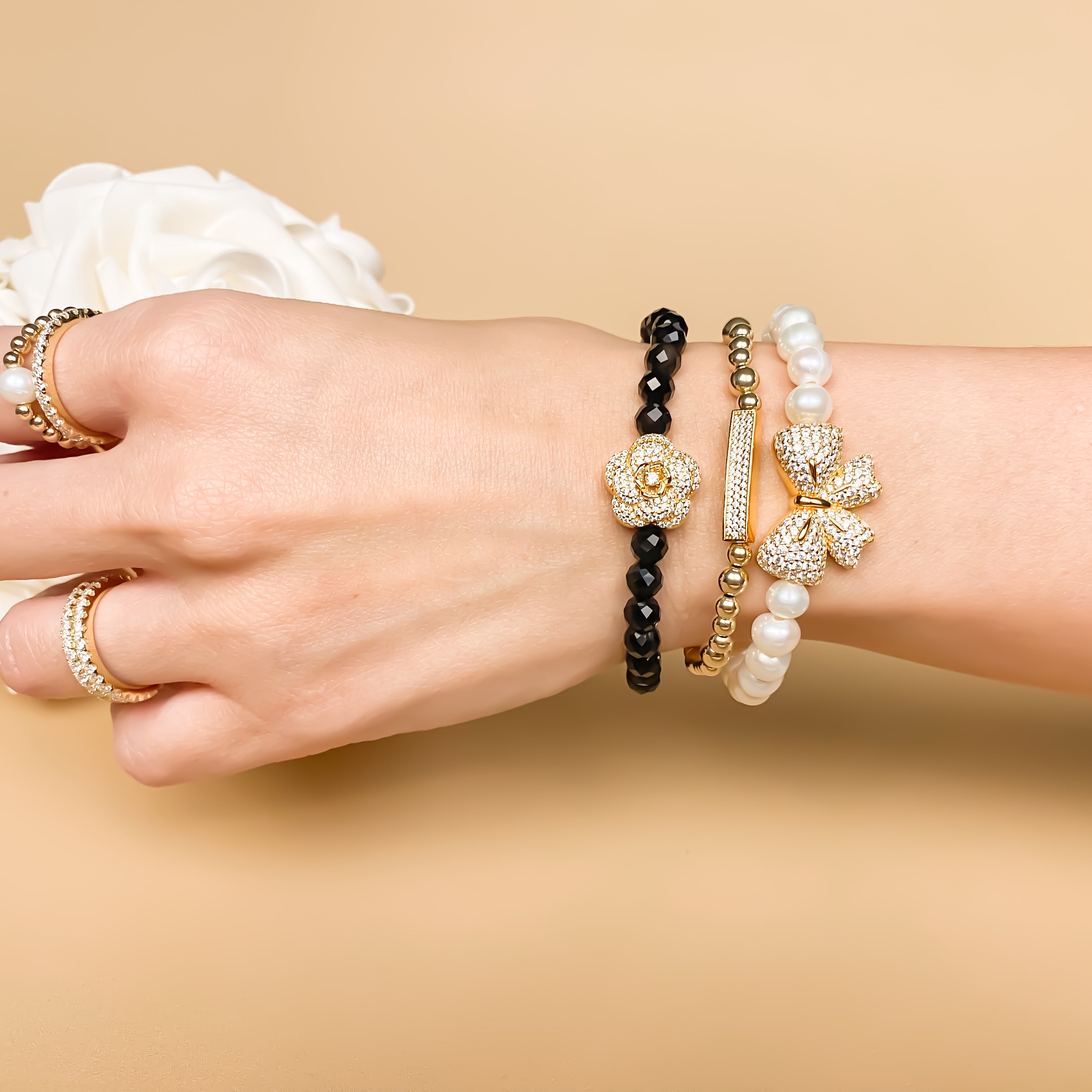 RIBBON ON WHITE PEARL ELASTIC BRACELET