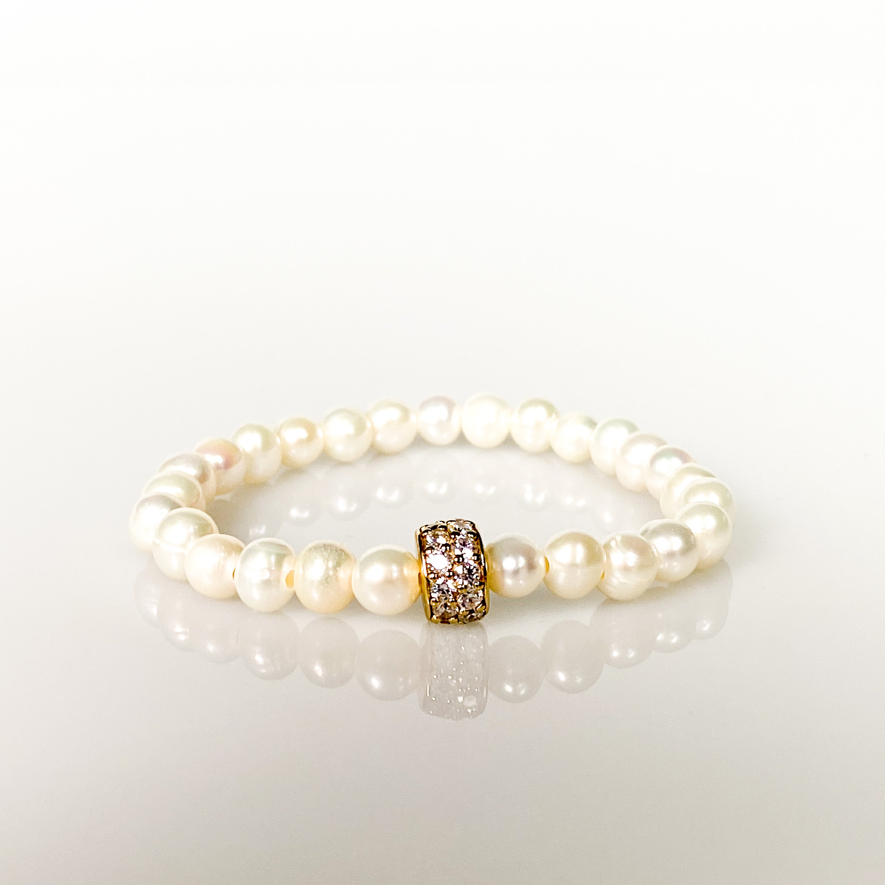 RONDELLE ON WHITE PEARL ELASTIC BRACELET