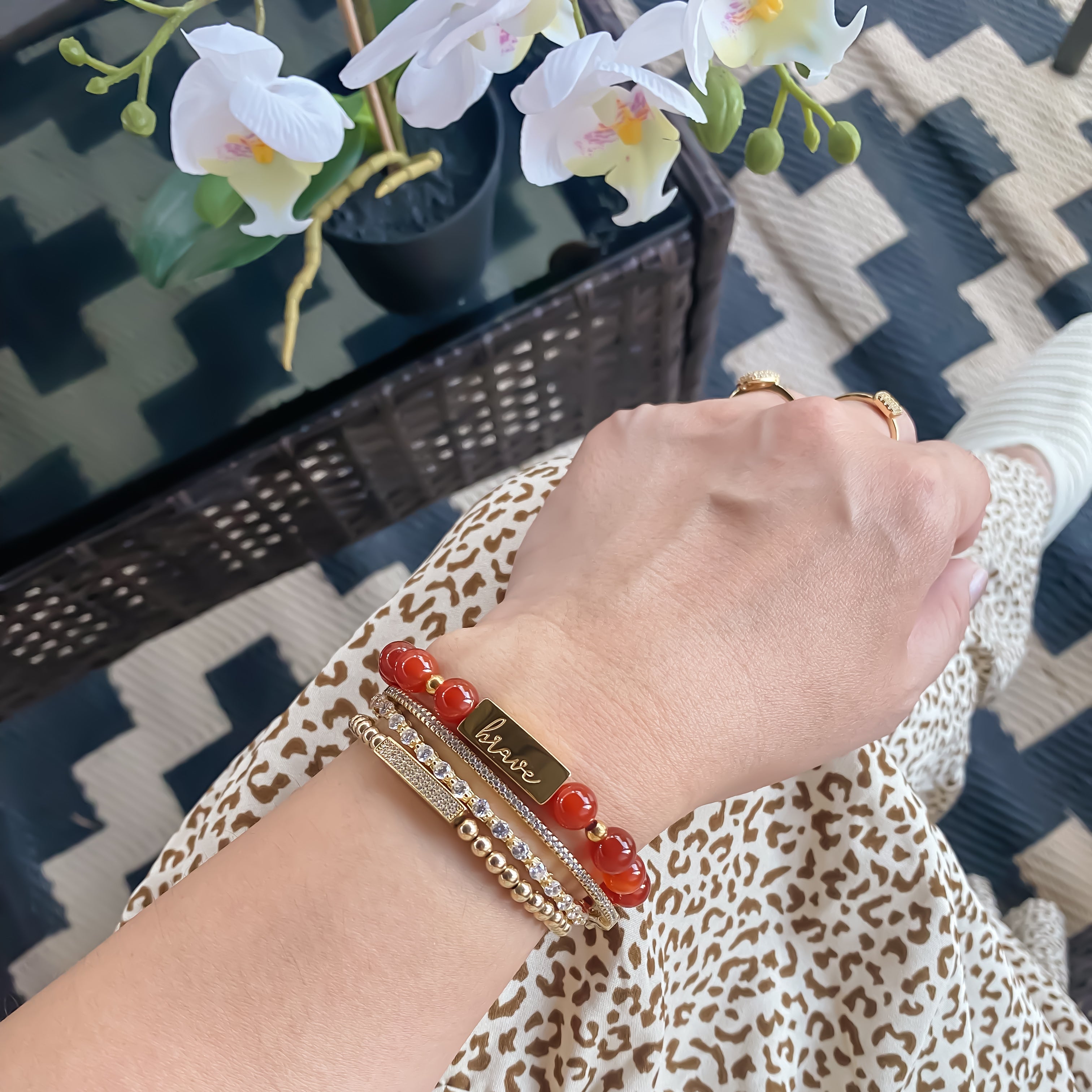 BRAVE ON CARNELIAN ELASTIC BRACELET