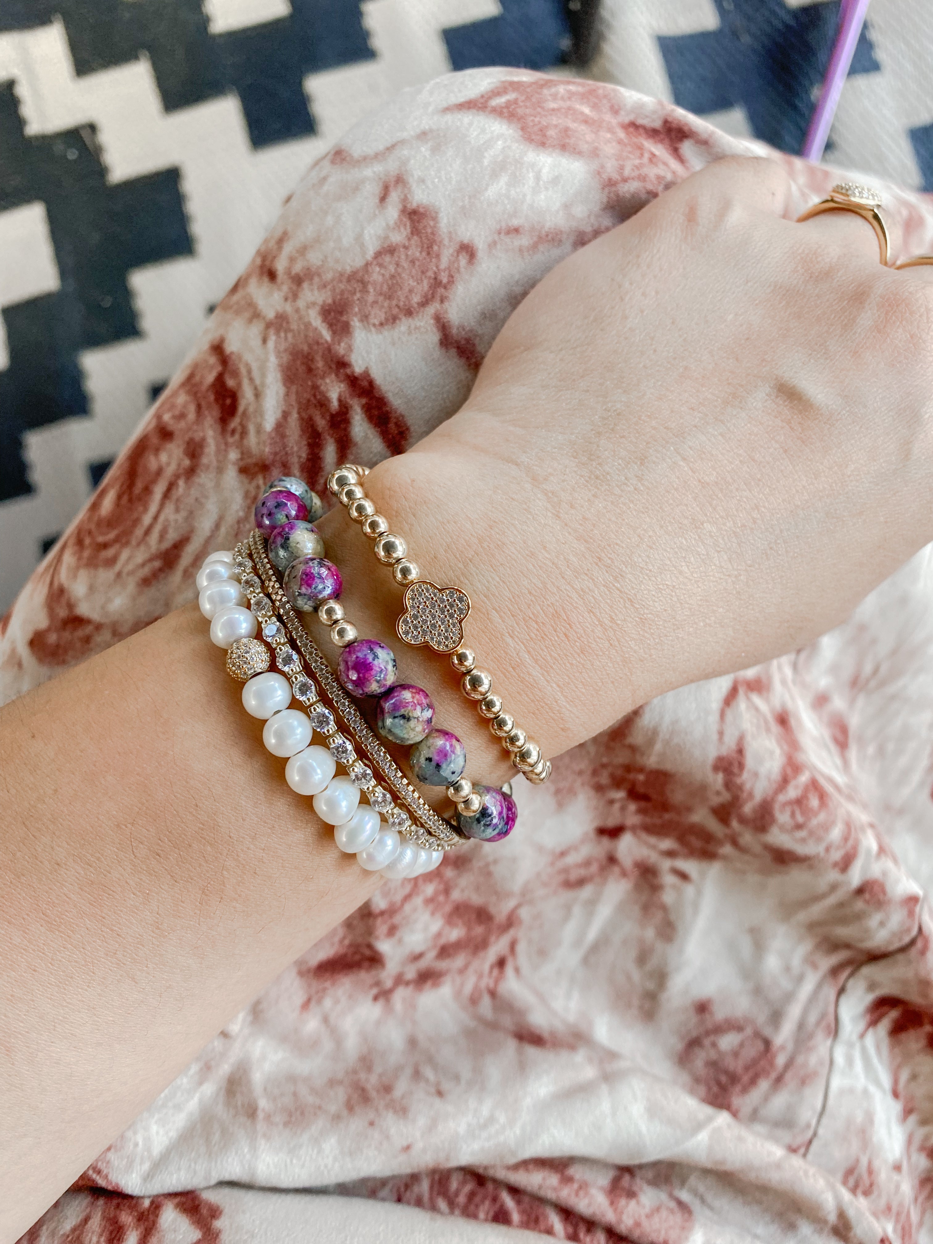 MINI CRYSTAL BALL ON WHITE PEARL ELASTIC BRACELET