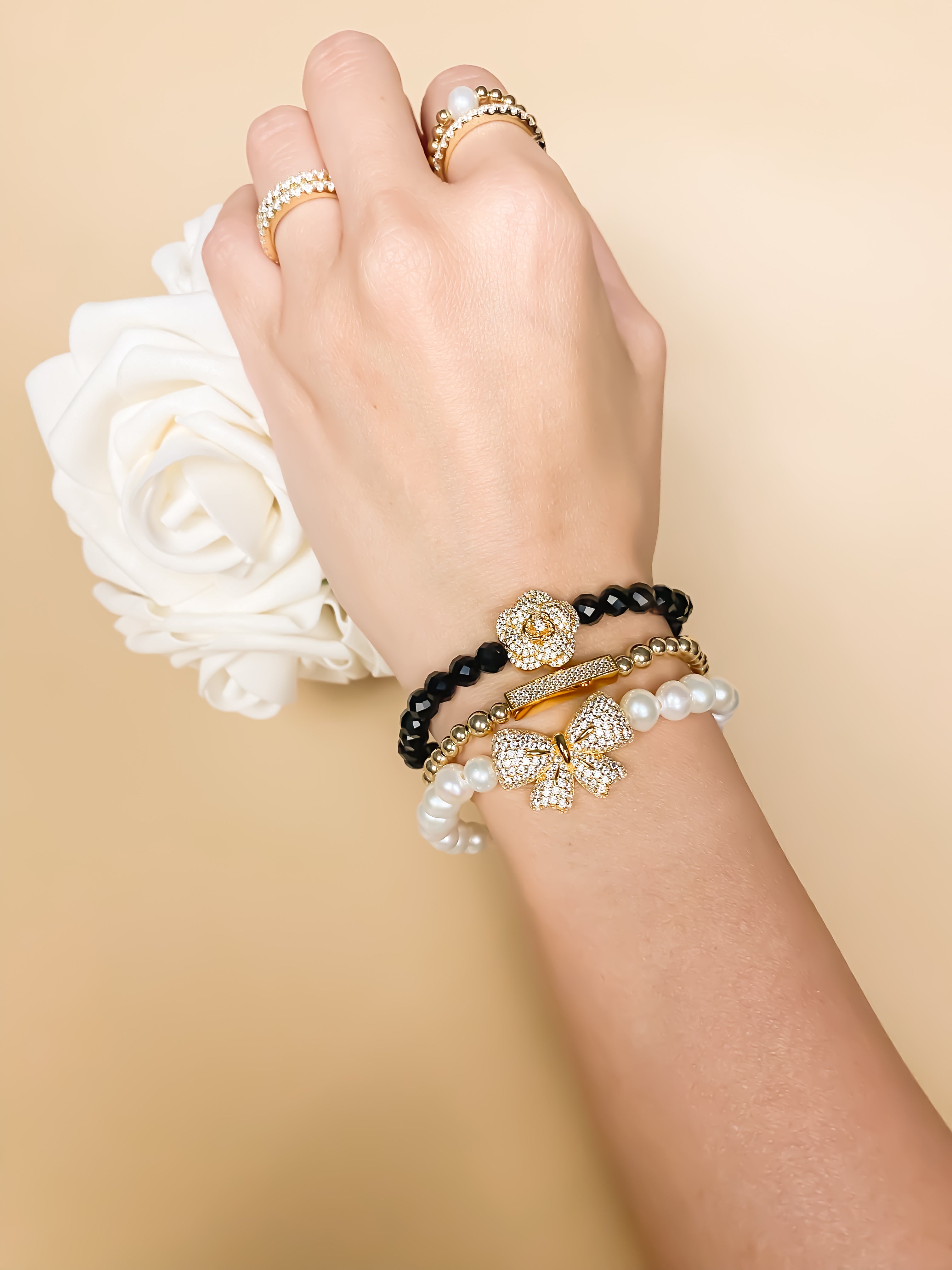 RIBBON ON WHITE PEARL ELASTIC BRACELET