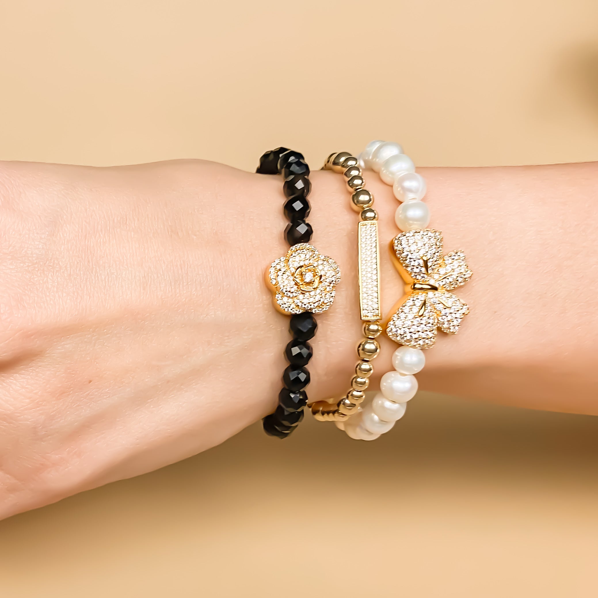 RIBBON ON WHITE PEARL ELASTIC BRACELET