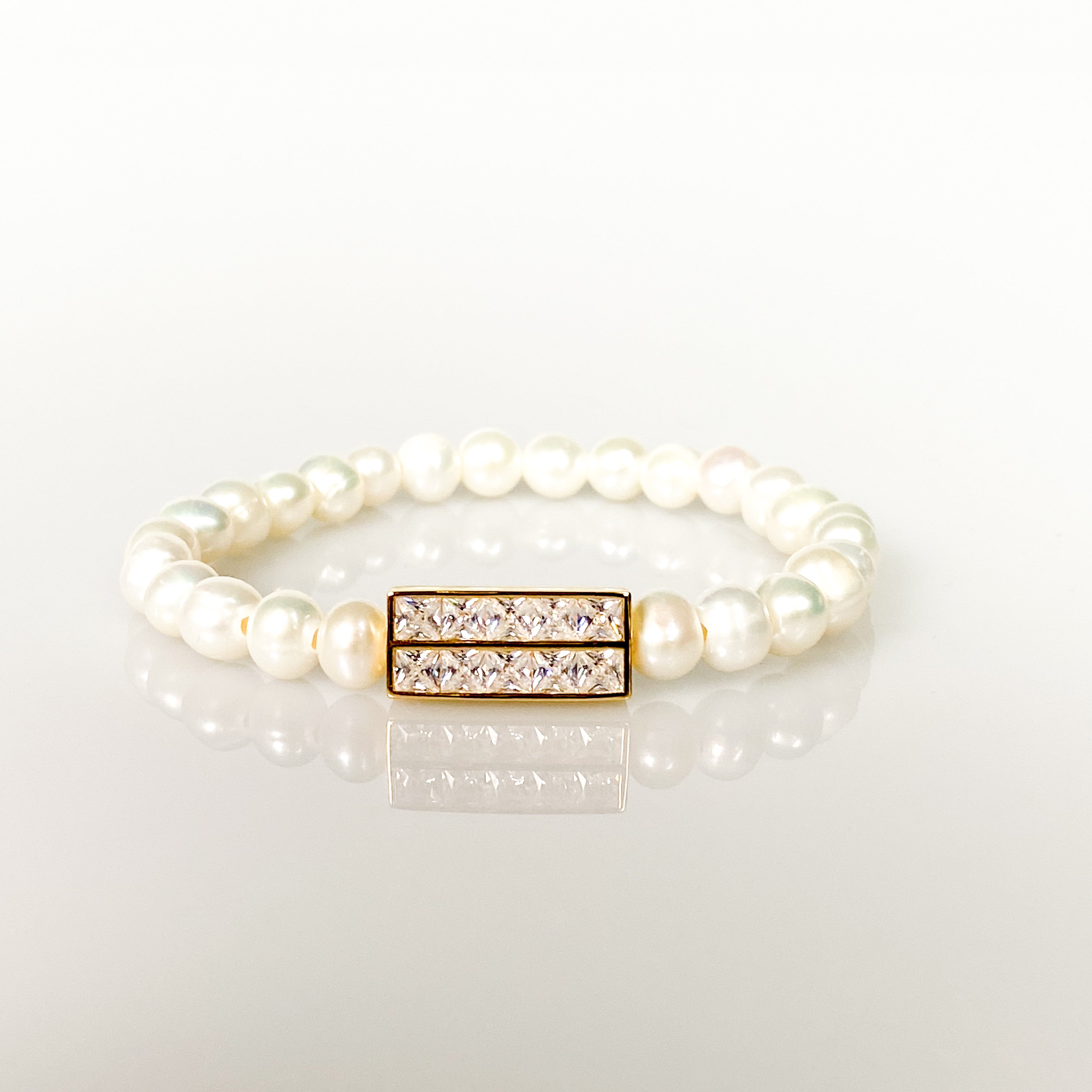 PRINCESS BAR ON WHITE PEARL ELASTIC BRACELET