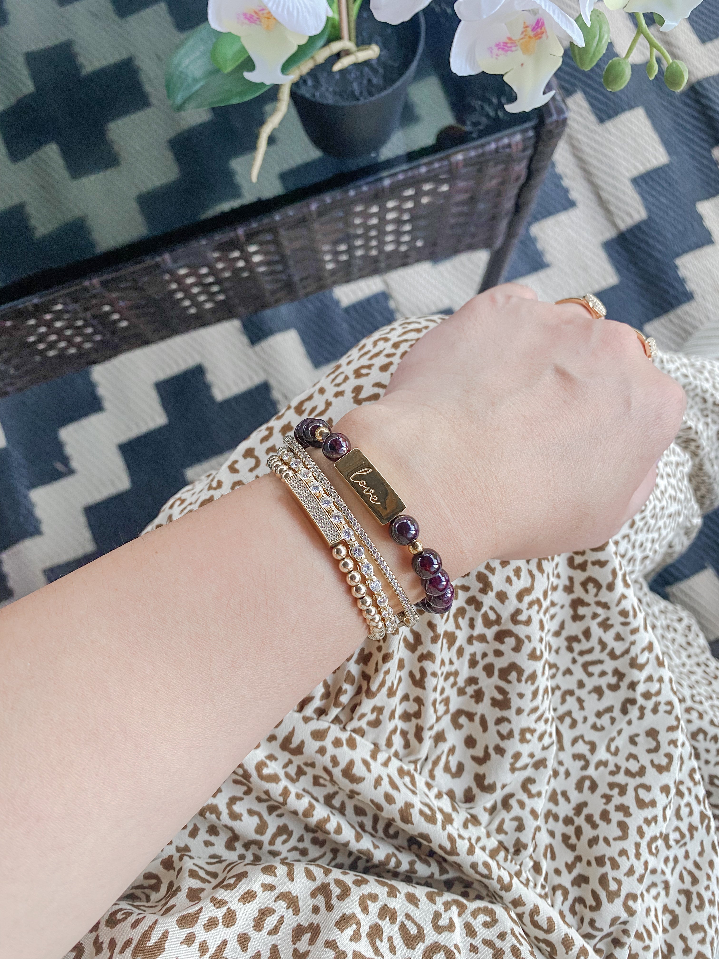 LOVE ON GARNET ELASTIC BRACELET