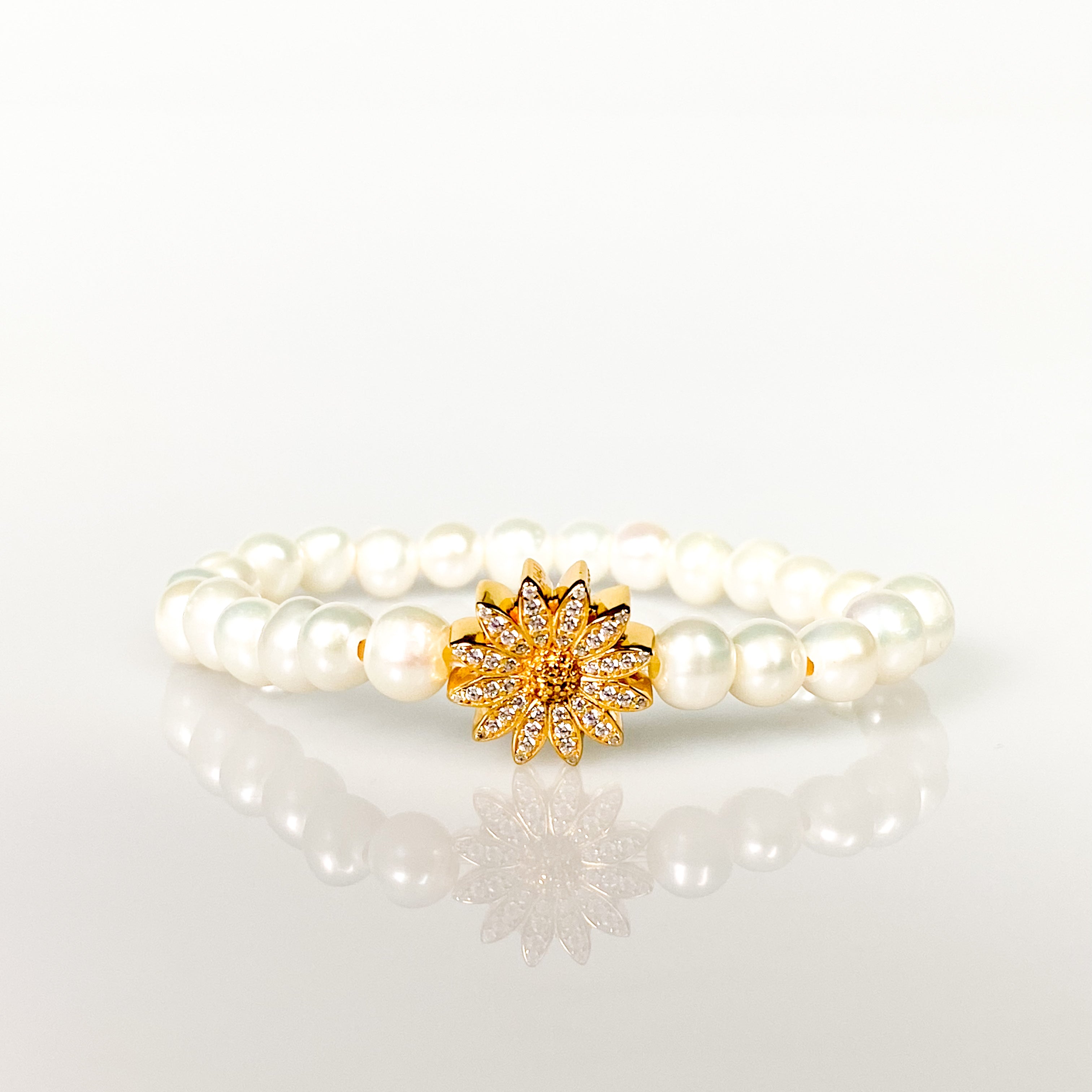 DAISY ON WHITE PEARL ELASTIC BRACELET
