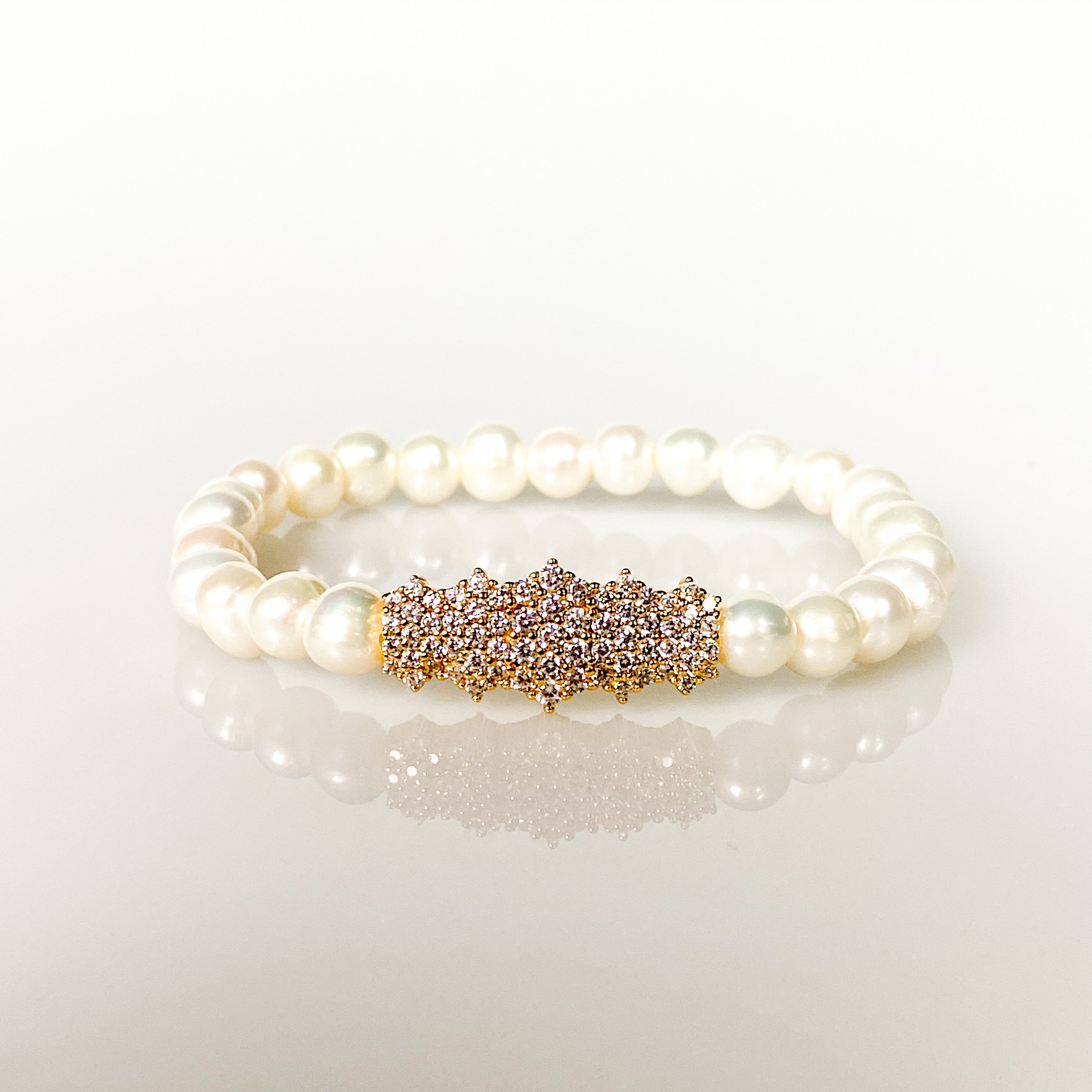 CLUSTER BAR ON WHITE PEARL ELASTIC BRACELET