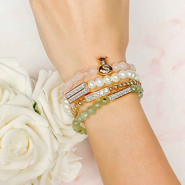 PRINCESS BAR ON WHITE PEARL ELASTIC BRACELET
